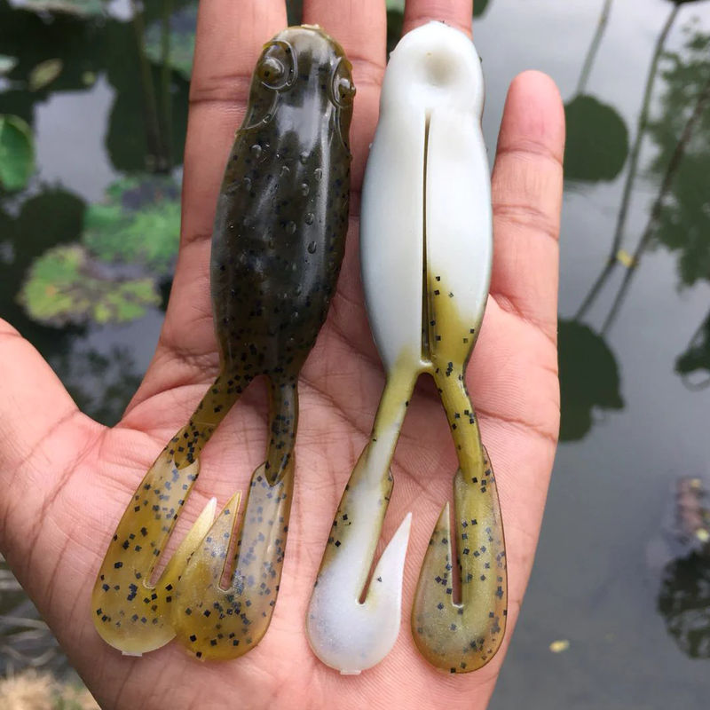 Buzz Frog 4" - Farang Ba Creations - Color:Green/White